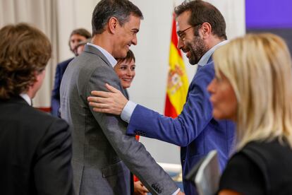 El presidente del Gobierno, Pedro Sánchez (i), acompañado de la ministra de Vivienda y Agenda Urbana, Isabel Rodríguez, y el ministro de Economía, Comercio y Empresa, Carlos Cuerpo.