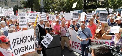 Manifestación de pensionistas frente al Congreso de los Diputados en demanda de la revalorización de las pensiones con el IPC.