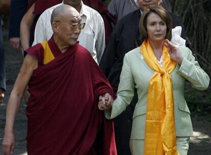 El Dalai Lama y Nancy Pelosi al término de su reunión en Dhramsala