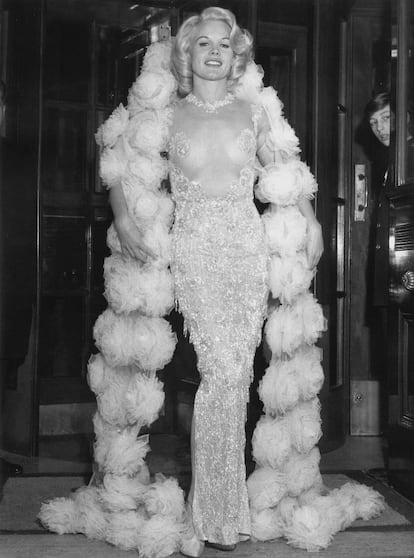 Beyoncé, Jennifer Lopez o Kim Kardashian no han sido las primeras famosas en usar transparencias imposibles. Ya en 1964, la actriz Carroll Baker lució un sensual vestido con transparencias en el escote y falda de brillos diseñada por Pierre Balmain para el estreno de la película 'Los insaciables' en Londres.