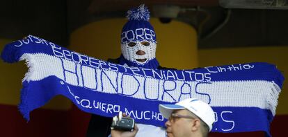 Un aficionado hondureño anima a su selección vestido con un disfraz hecho de ganchillo.