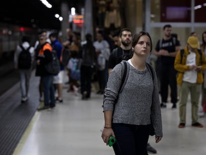 Pasajeros de Rodalies Renfe, este miércoles en la estación de Sants, la principal de Barcelona.