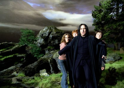 La saga de Harry Potter dio un nuevo soplo a la carrera del actor. Pero no solo eso, con el personaje de Severus Snape captó un gran número de fans y convirtió al misterioso profesor de pociones en uno de los villanos de la gran pantalla más queridos por el público. En la imagen, Alan Rickman junto a Emma Watson, Rupert Grint y Daniel Radcliffe en un fotograma de 'Harry Potter y el Prisionero de Azkaban', dirigida por Alfonso Cuarón.