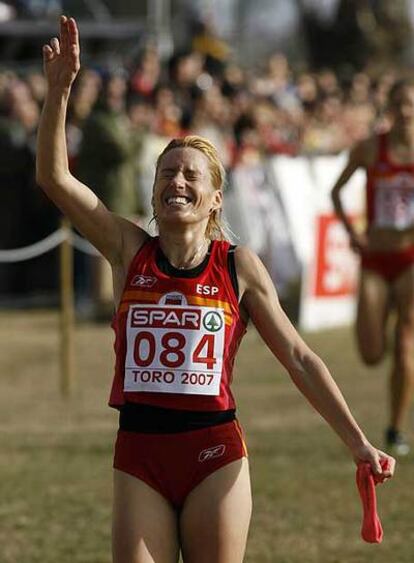 Marta Domínguez celebra su triunfo ayer en el Europeo de cross en Toro.