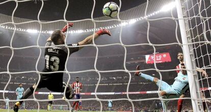 Suárez, en el momento del gol a Oblak.