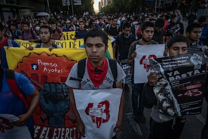 Estudiantes de la Normal de Ayotzinapa durante la protesta.