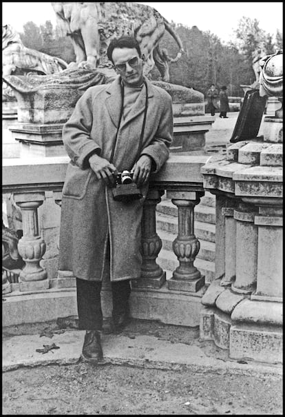 Carlos Saura, durante el rodaje de 'La tarde del domingo', el trabajo de prácticas con el que terminó sus estudios de cine en la Escuela de Cine de Madrid en 1957.