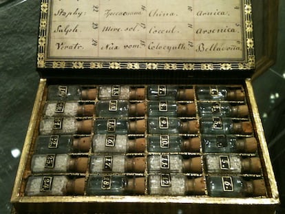 Farmacia de bolsillo homeopática de la herencia de Samuel Hahnneman, inventor de la homeopatía.
