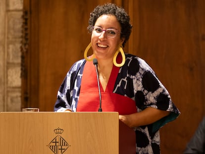 La escritora Najat el Hachmi, durante la lectura del pregón que abre La Mercè, en el Ayuntamiento de Barcelona.