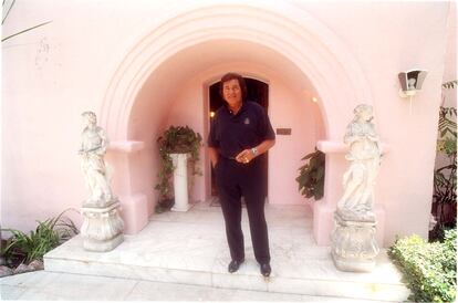 Engelbert Humperdinck, que compró la casa de Jayne Manfield tras su muerte, posa en la entrada, naturalmente pintada de rosa.