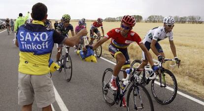 Alberto Contador recoge la bolsa de avituallamiento durante la etapa de ayer.