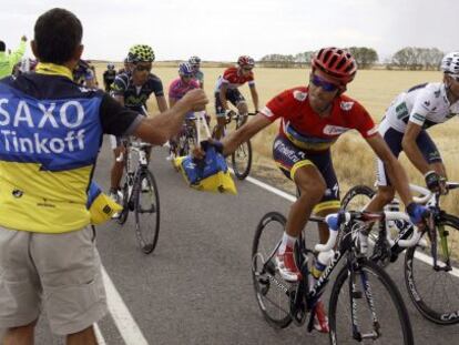 Alberto Contador recoge la bolsa de avituallamiento durante la etapa de ayer.