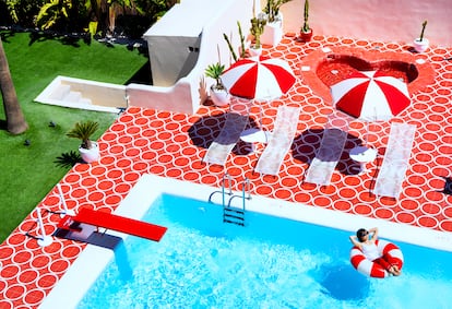 Piscina del Romeo's. Los parasoles, el diseño de los suelos e incluso el flotador 'donut' tienen un diseño propio y distinto en cada hotel.