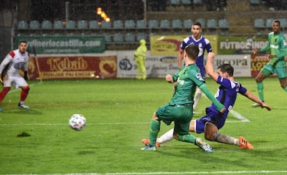 El delantero de la Real Ander Barrenetxea (centro) remata un balón ante Diego Martín (derecha), del Becerril, durante el partido de Copa disputado este jueves en el estadio Nueva Balastera, en Palencia.