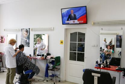 La toma de posesión de Putin en la televisión de una peluquería en Stavropol, el 7 de mayo de 2018.