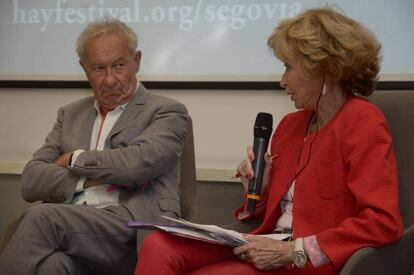 María Teresa Ferández de la Vega Sanz junto al historiador británico Simon Schama en Segovia.