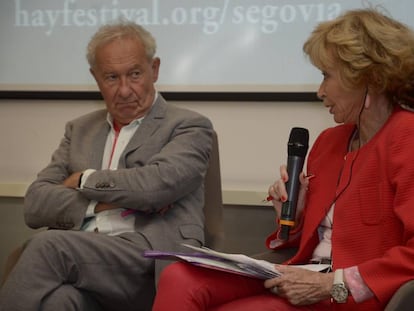 María Teresa Ferández de la Vega Sanz junto al historiador británico Simon Schama en Segovia.