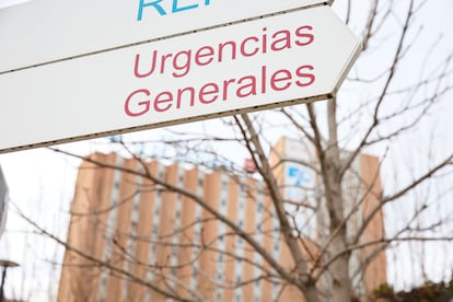 Un cartel indica la entrada al servicio de Urgencias del Hospital 12 de Octubre de Madrid.