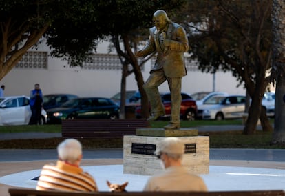 La escultura al humorista malagueño Chiquito de la Calzada, ubicada en el parque público que lleva su nombre, inaugurada el 29 de diciembre de 2021 en Málaga.