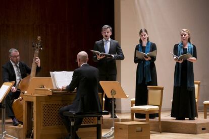 Benoit Vanden Bemden, Anthony Romaniuk (de espaldas), Sebastian Myrus, Victoria Cassano y Anna Zawisza, integrantes de Vox Luminis, durante la interpretación de 'Jesu, meine Freude'.