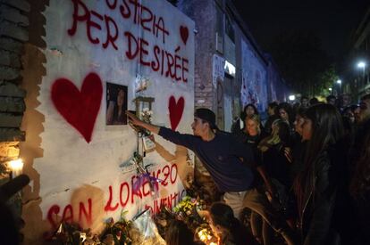 Jóvenes y vecinos de San Lorenzo dejan flores y velas en la puerta de la casa ocupada donde murió la joven de 16 años.