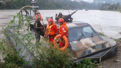 Cuatro rescatistas buscan a los 16 desaparecidos en el río Apurímac este miércoles.