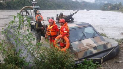 Cuatro rescatistas buscan a los 16 desaparecidos en el r&iacute;o Apur&iacute;mac este mi&eacute;rcoles.