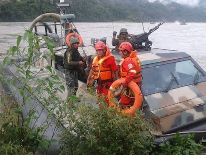 Cuatro rescatistas buscan a los 16 desaparecidos en el r&iacute;o Apur&iacute;mac este mi&eacute;rcoles.