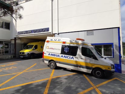 Una ambulancia abandona el servicio de Urgencias de un hospital de Bizkaia, en una imagen de archivo.