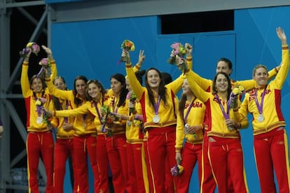 La selección de waterpolo, con la medalla de plata.