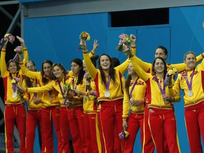 La selección de waterpolo, con la medalla de plata.