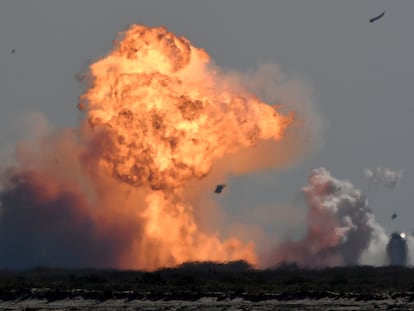 Explosión del prototipo de cohete 'SpaceX Starship SN9' al aterrizar tras un vuelo de prueba en Boca Chica, Texas, Estados Unidos, el martes.