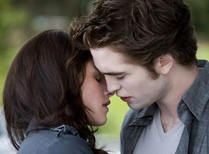 Kristen Stewart y Robert Pattinson, en un fotograma de la película <i>Crepúsculo: Luna Nueva</i>, de Chris Weitz.