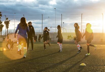 Un grupo de niñas se prepara para jugar un partido de fútbol en Valencia.