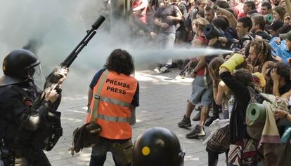 Enfrentamientos entre los mossos y los manifestantes a las puertas del Parlament.