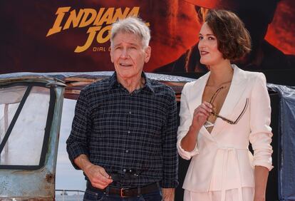 Harrison Ford y Phoebe Waller-Bridge posan por la mañana ante los fotógrafos en la promoción de 'Indiana Jones y el dial del destino'.