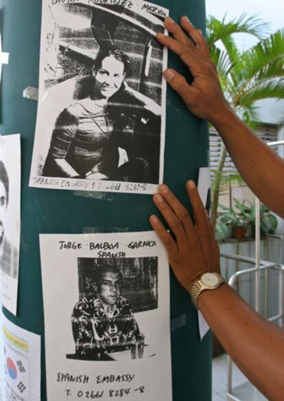 Carteles en Phuket con las fotos de dos de los españoles de quienes no se tiene noticia tras el maremoto.