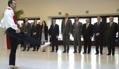 El Rey junto al lehendakari, Iñigo Urkullu, y a su izquierda el ministro Rafael Catalá.