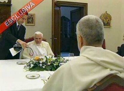 Imagen del reportaje sobre la vida cotidiana del Papa en la que Benedicto XVI cena con un grupo de prelados.