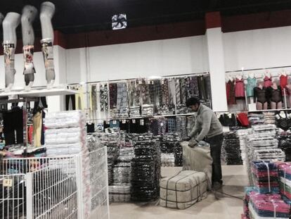 Un almacén regentado por ciudadanos chinos en un polígono industrial de Badalona.