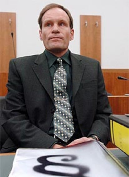 Armin Meiwes, de 42 años, sonríe durante la primera vista del caso en la Audiencia Provincial de Kassel.