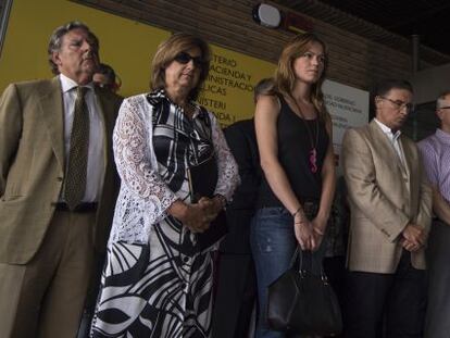 Miembros del Gobierno Valenciano durante la concentraci&oacute;n de repulsa al asesinato de Yolanda frente a la Delegaci&oacute;n de Gobierno.