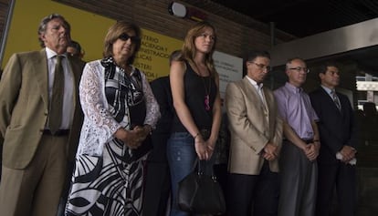 Miembros del Gobierno Valenciano durante la concentración de repulsa al asesinato de Yolanda frente a la Delegación de Gobierno.