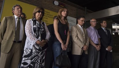 Miembros del Gobierno Valenciano durante la concentraci&oacute;n de repulsa al asesinato de Yolanda frente a la Delegaci&oacute;n de Gobierno.