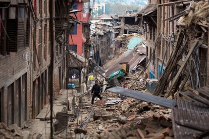 Un hombre camina entre los escombros de varios edificios en Bhaktapur (Nepal), el 28 de abril de 2015.