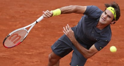 Federer devuelve una pelota a Del Potro.