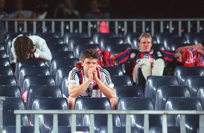 Aficionados del Bayern de Munich se lamentan tras la final de la Champions League que su equipo perdió frente al Manchester United en el Nou Camp en Barcelona con dos goles en el tiempo de descuento.