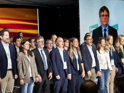 El secretario general de Junts, Jordi Turull (c), escucha la intervención de Carles Puigdemont (en las pantallas) durante el Congreso del partido que se celebra este fin de semana en Calella (Barcelona). Foto: Gianluca Battista