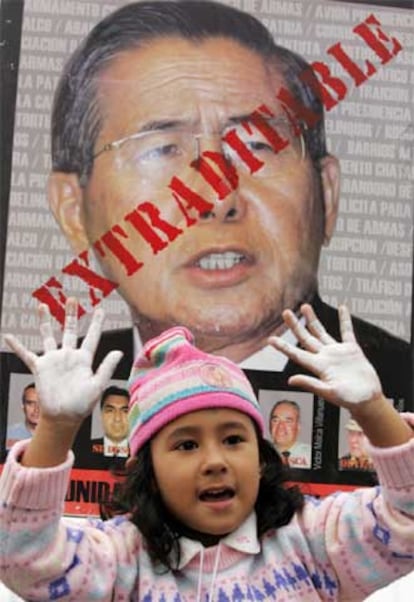 Una niña muestra su mano blanca, símbolo de pureza, durante el acto de protesta contra el actual Gobierno de Alejandro Toledo y el anterior de Alberto Fujimori.