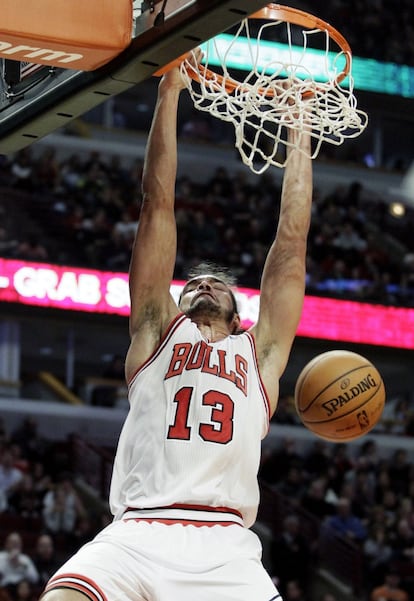 Joakim Noah, de los Bulls, hace un mate ante Filadelfia.